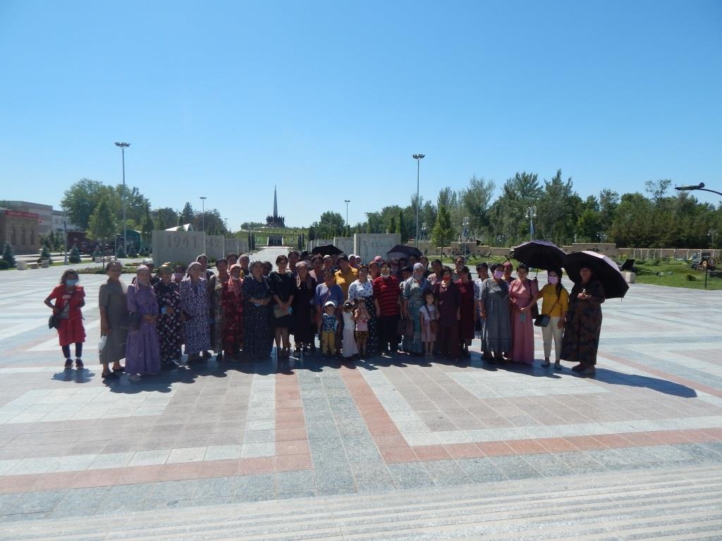 Гости из Сырдарьинской области в мемориальном комплексе «Парк победы»