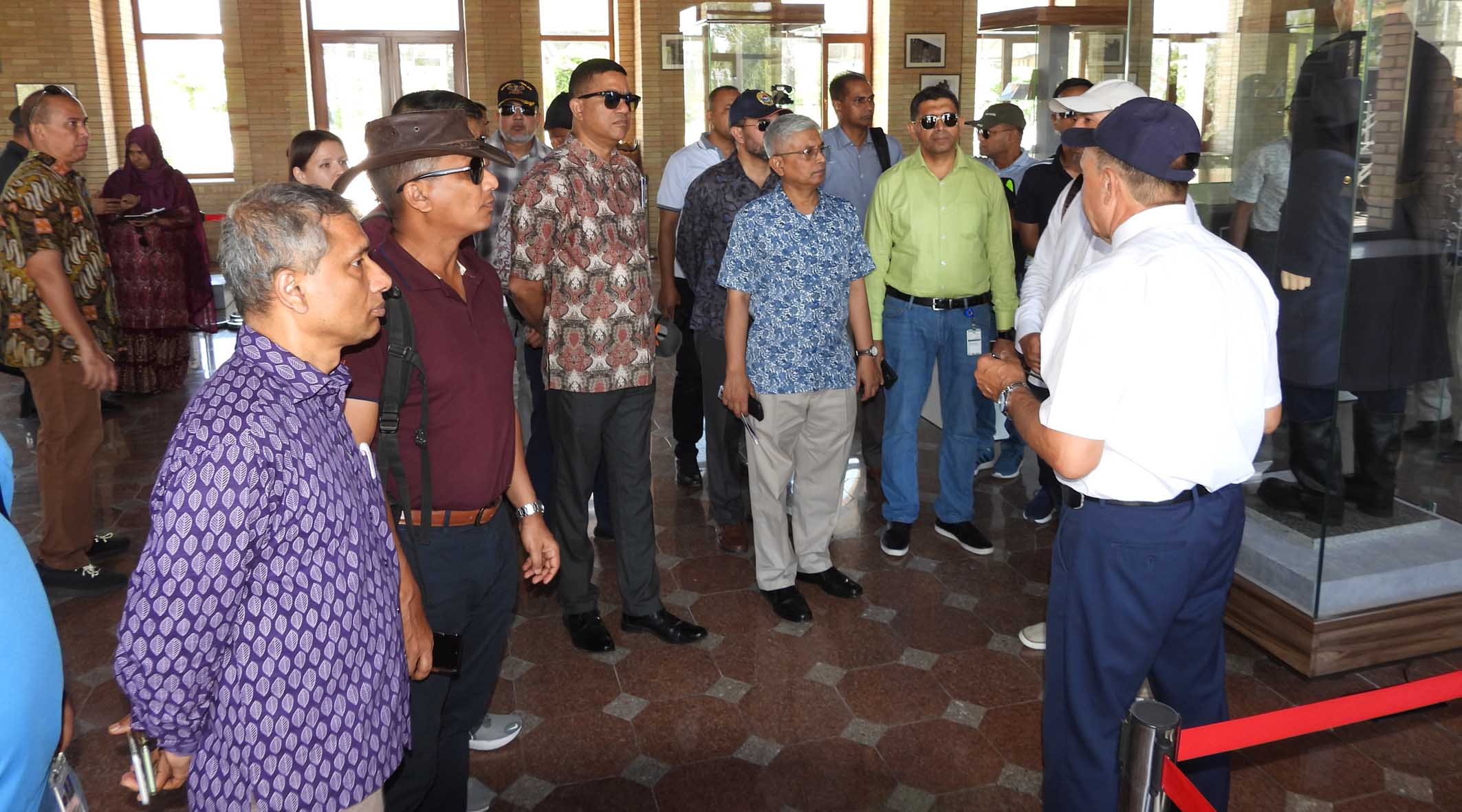Руководство и преподаватели колледжа Национальной Обороны Бангладеш посетили  «Парк Победы»