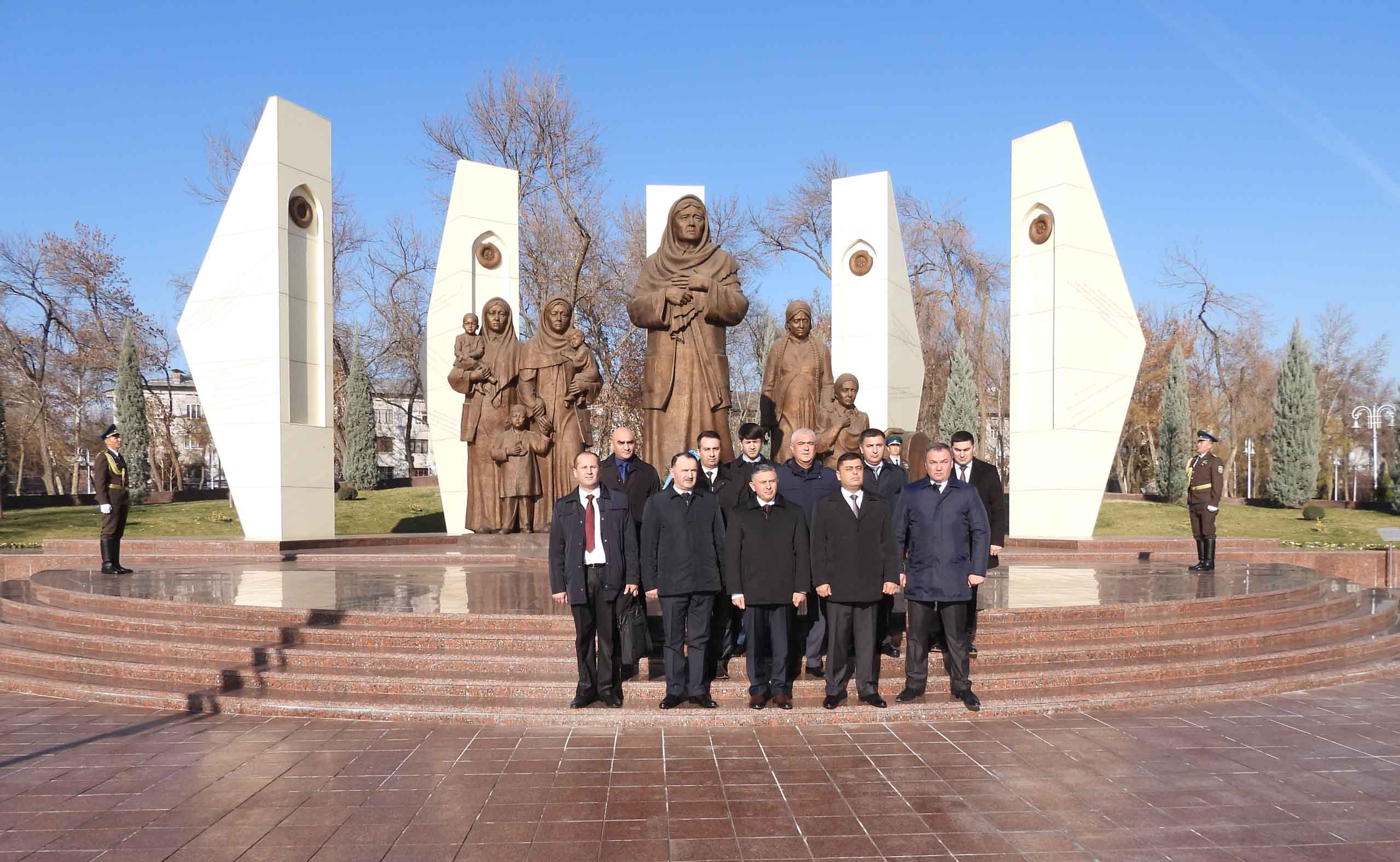 Узбекистан посетила делегация во главе с командующим пограничных войск Республики Таджикистан генерал-полковником Раджабали Рахмоналий.