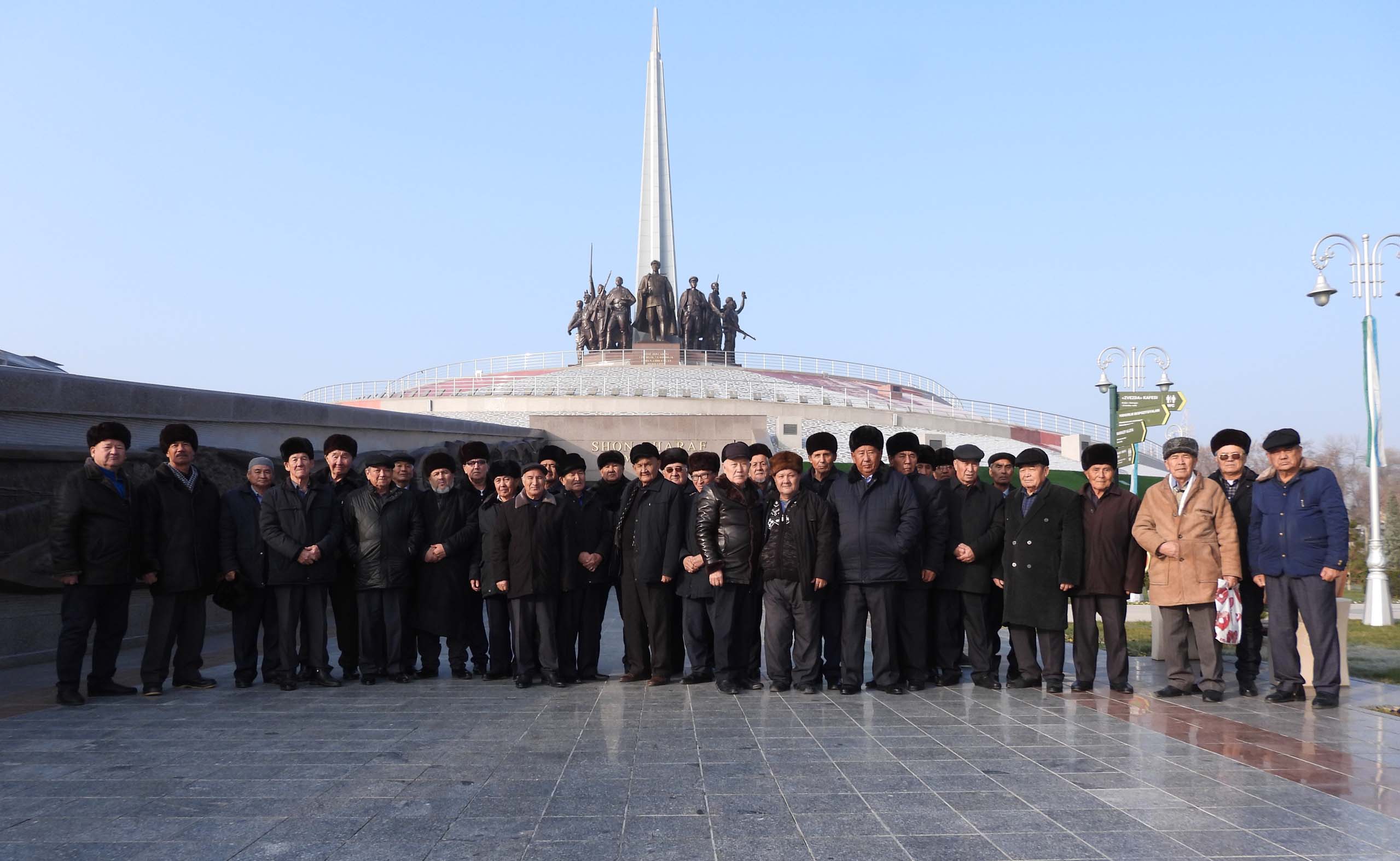 Ветераны труда из Каракалпакстана отправились в мемориальный комплекс «Парк Победы»