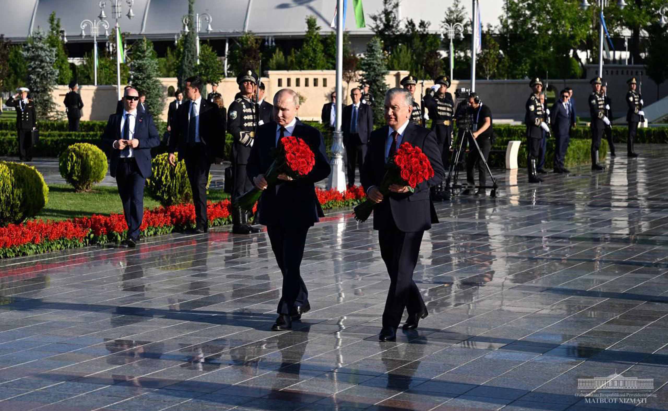 В рамках узбекско-российского саммита президенты Шавкат Мирзиеев и Владимир Путин посетили мемориальный комплекс “Парк Победы” в Ташкенте