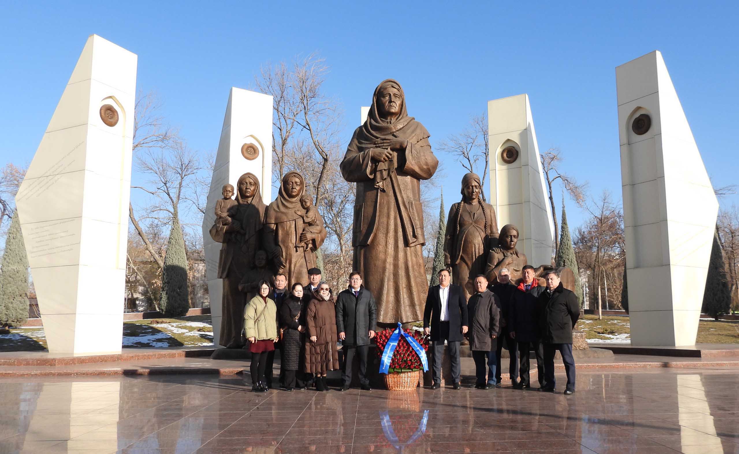 Делегация из представителей профсоюзов Кыргызской Республики были в мемориальном комплексе “Парк Победы”.