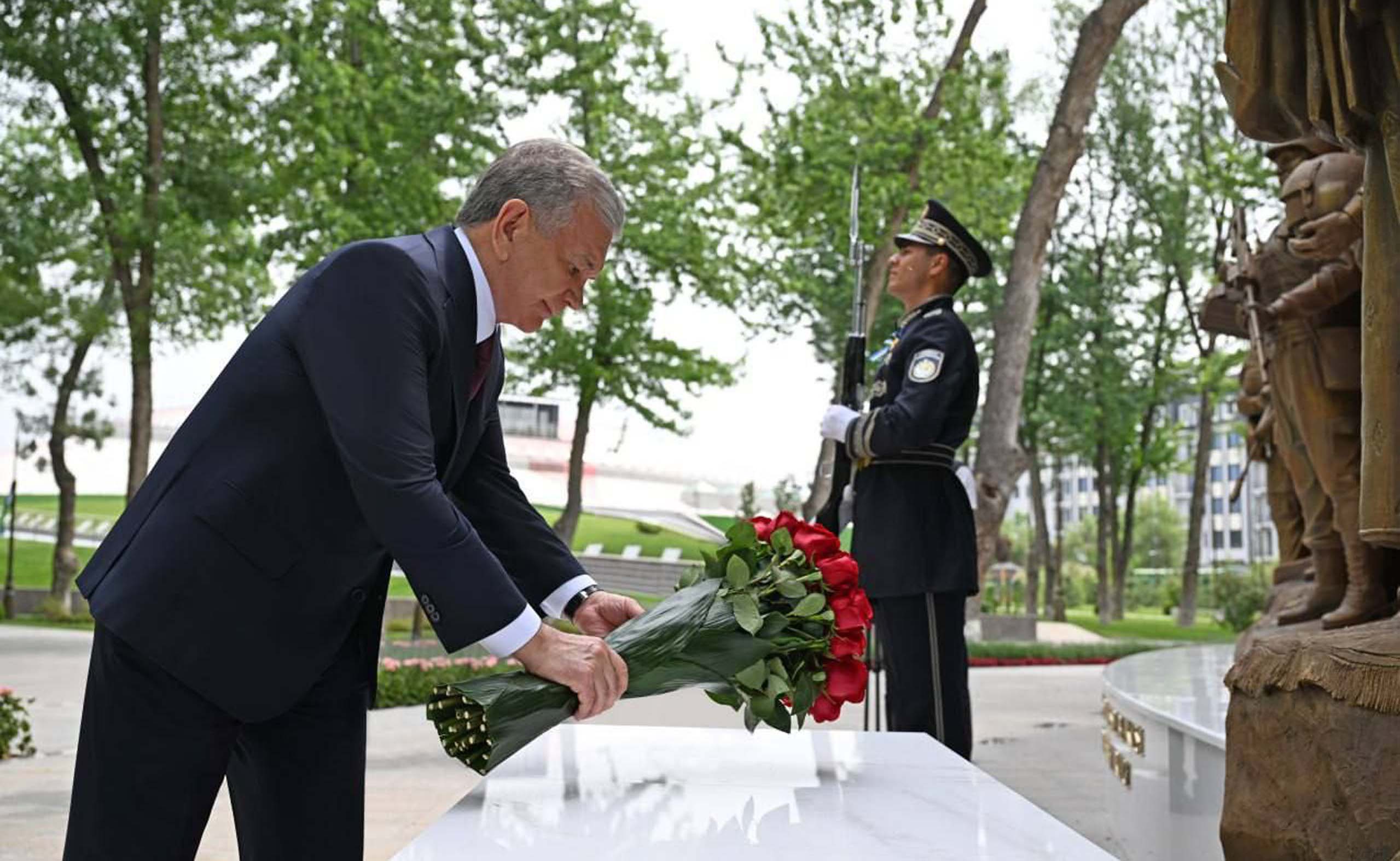 Президент Шавкат Мирзиёев посетил Аллею национальных героев в Парке Победы